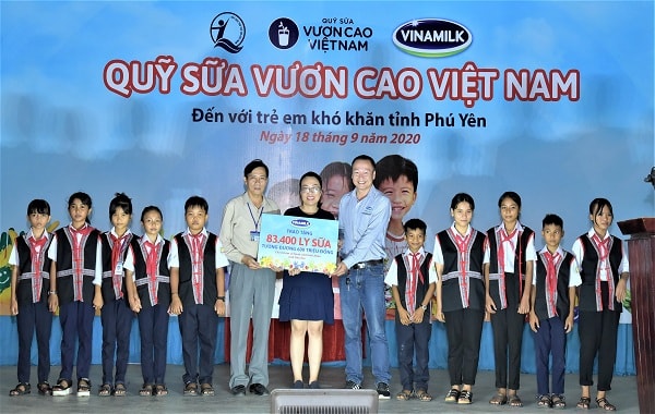 Năm 2020, Vinamilk và Quỹ sữa Vươn cao Việt Nam trao tặng 83.400 ly sữa, tương đương khoảng 600 triệu đồng cho 930 trẻ em có hoàn cảnh khó khăn tại tỉnh Phú Yên.