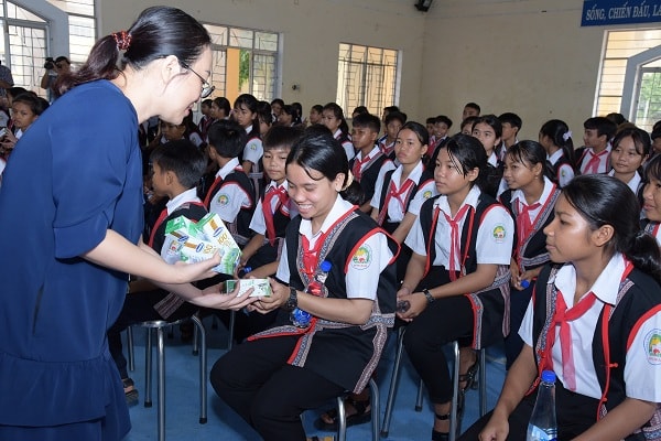 Các đại biểu trao tặng sữa tận tay các em học sinh tại chương trình Lễ trao tặng sữa của Quỹ sữa Vươn cao Việt Nam tại Phú Yên. 