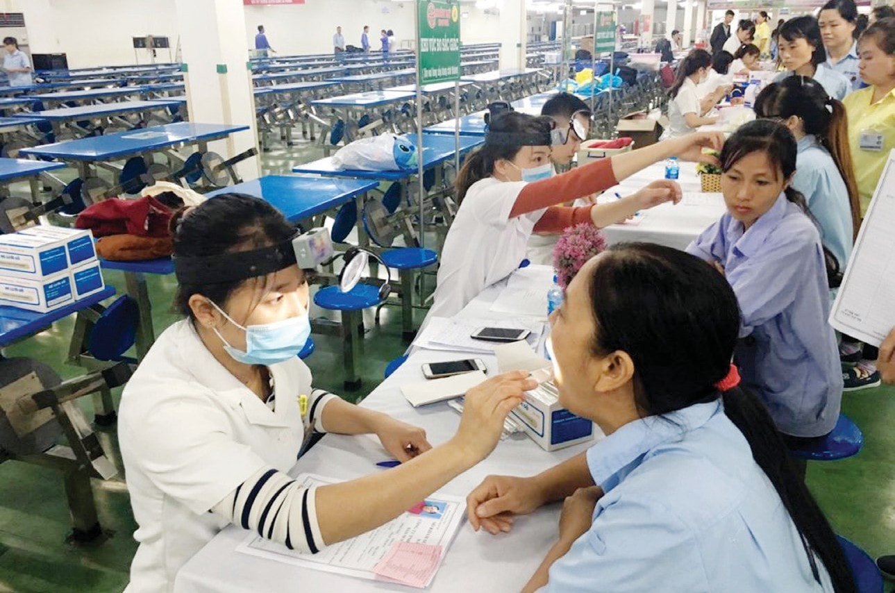 Sức khỏe của con người sẽ quyết định sức mạnh của doanh nghiệp. (Công nhân Công ty AAC Technologies kiểm tra sức khỏe định kỳ. Ảnh: Hoàn Mỹ)