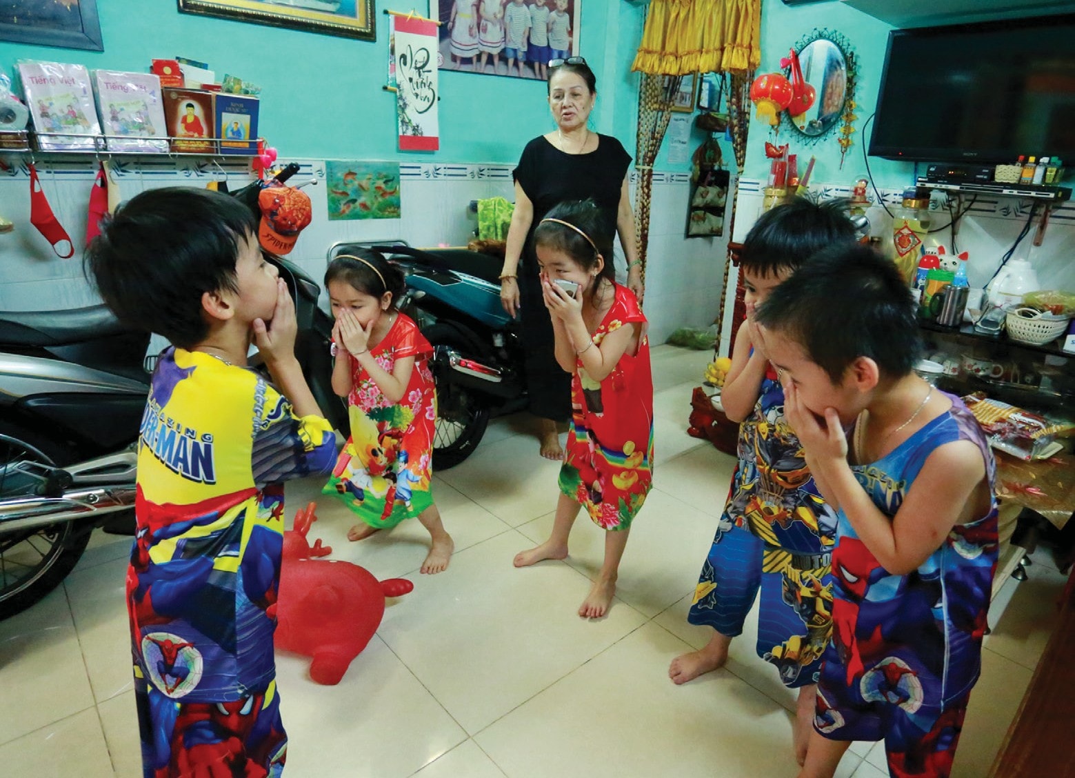 Kỳ nghỉ dịch COVID-19 là khoảng thời gian kinh tế gia đình khó khăn, nhưng cũng là khoảng lặng quý giá để tư duy lại về cuộc đời, về hạnh phúc. Ảnh: Huy Hậu