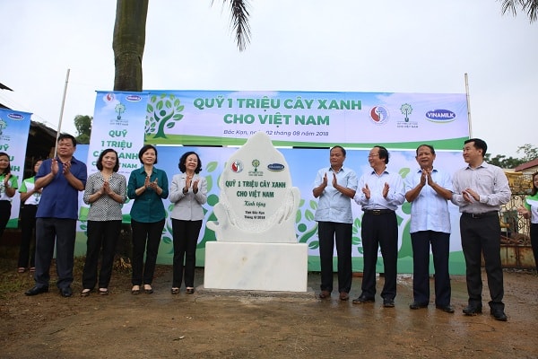 Quỹ “1 triệu cây xanh cho Việt Nam” và Vinamilk trồng cây tại tỉnh Bắc Kạn vào năm 2018.