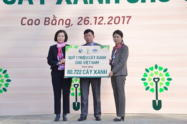 Vinamilk trao tặng hơn 80.700 cây xanh tại tỉnh Cao Bằng, ngoài trồng tại Khu di tích Quốc gia Pác Bó thì còn được giao cho người dân để trồng cây gây rừng.