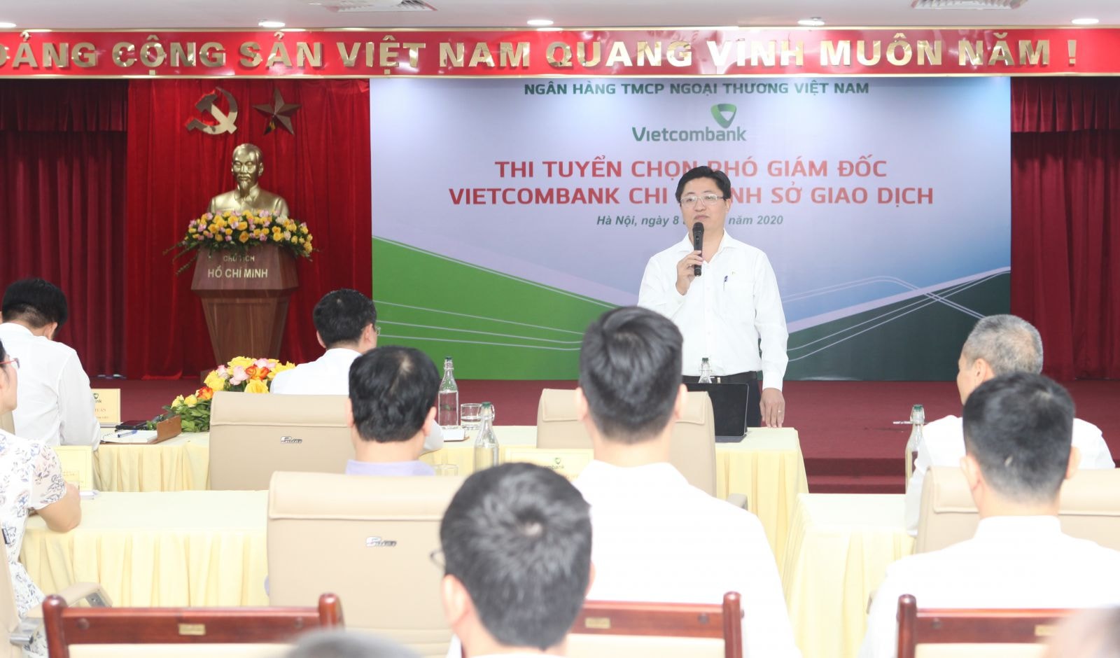 Đồng chí Đặng Bình Nguyên – Ủy viên Ban Chấp hành Đảng bộ, Trưởng Ban Tổ chức và Nhân sự Vietcombank phát biểu khai mạc thi tuyển chọn Phó Giám đốc Vietcombank Chi nhánh Sở Giao dịch.