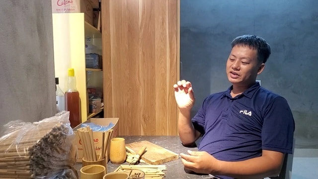 Hơn 10 năm qua, anh Thắng vẫn miệt mài với những chiếc bút tre (Ảnh: Dân Trí)