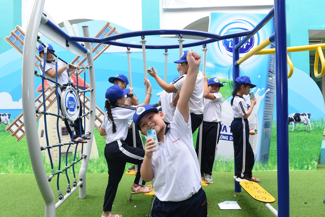 Sân chơi “Ngại gì thử thách” giúp các em học sinh có thêm cơ hội để rèn luyện sức khoẻ, nâng cao thể chất, xây dựng tinh thần sẵn sàng chấp nhận và vượt qua thử thách để luôn vươn cao, vượt trội.