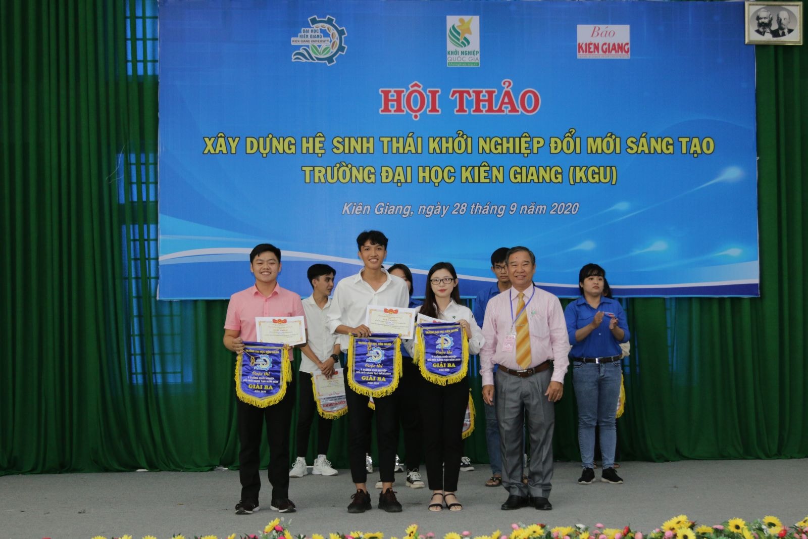 TS. Nguyễn Xuân Niệm - Phó Giám đốc Sở Khoa học Công nghệ tỉnh Kiên Giang trao giấy khen và phần thưởng cho nhóm tác giả đạt giải ba tại cuộc thi “Ý tưởng khởi nghiệp đổi mới sáng tạo KGU startup 2020”