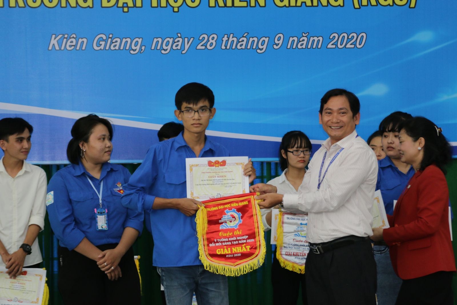 TS. Nguyễn Văn Thành – Phó Hiệu trưởng Trường Đại học Kiên Giang trao giải nhất cho bạn Nguyễn Trọng Hiếu giải nhất cuộc thi “Ý tưởng khởi nghiệp đổi mới sáng tạo KGU startup 2020”