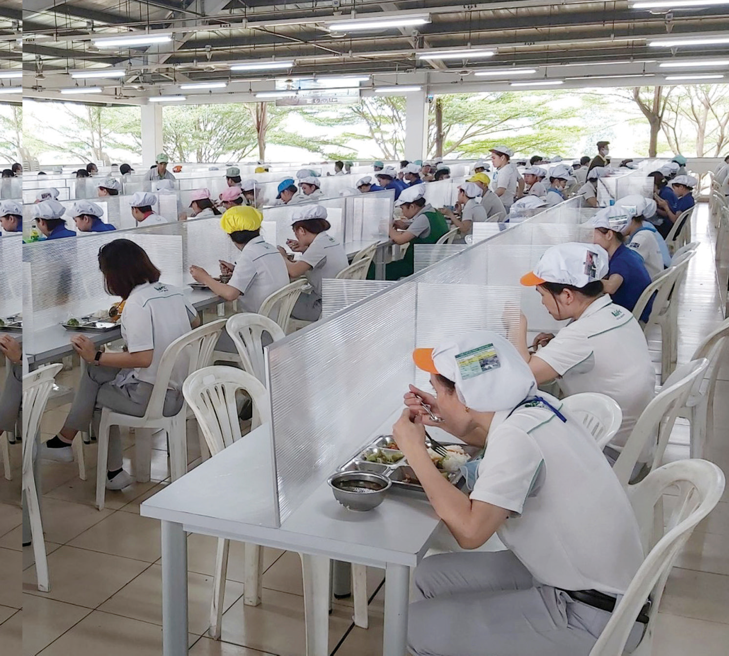 Công ty TNHH Nidec Việt Nam lắp kính chống giọt bắn tại bàn ăn công nhân. Ảnh: H.Đào