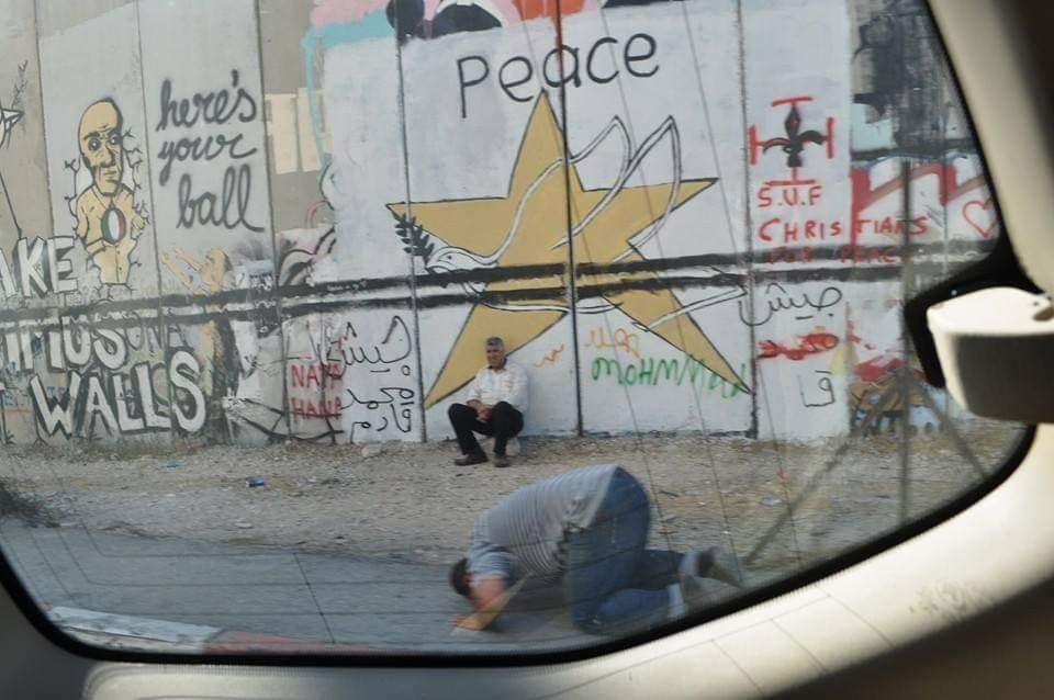 Một người hồi giáo làm lễ ngày trên đường phố Bethlehem, đầu hướng về thánh đường Mecca