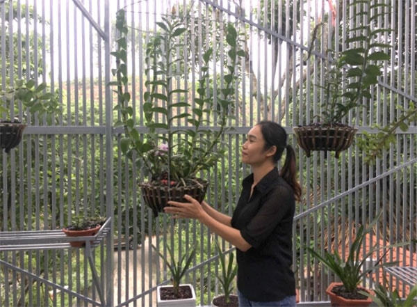 Trần Thu Thảo và giò Phi điệp mít trị giá 25 triệu đồng. Ảnh: Đồng Văn Thưởng.