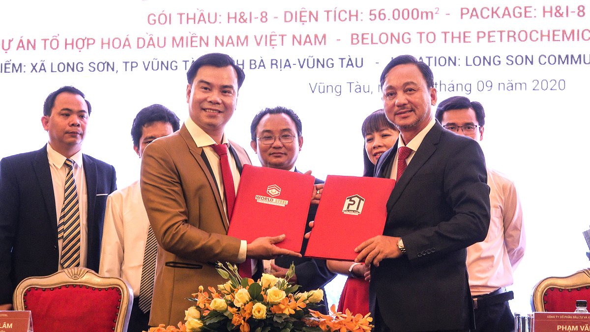 Ông Nguyễn Khánh Lâm – Chủ tịch HĐQT kiêm TGĐ, Công ty CP Xây dựng World Steel (bên trái) và Ông Phạm Văn Triêm – Chủ tịch HĐQT Công ty CP Đầu tư & Xây dựng Tân Phước Thịnh (bên phải), trong lễ ký kết Hợp đồng.