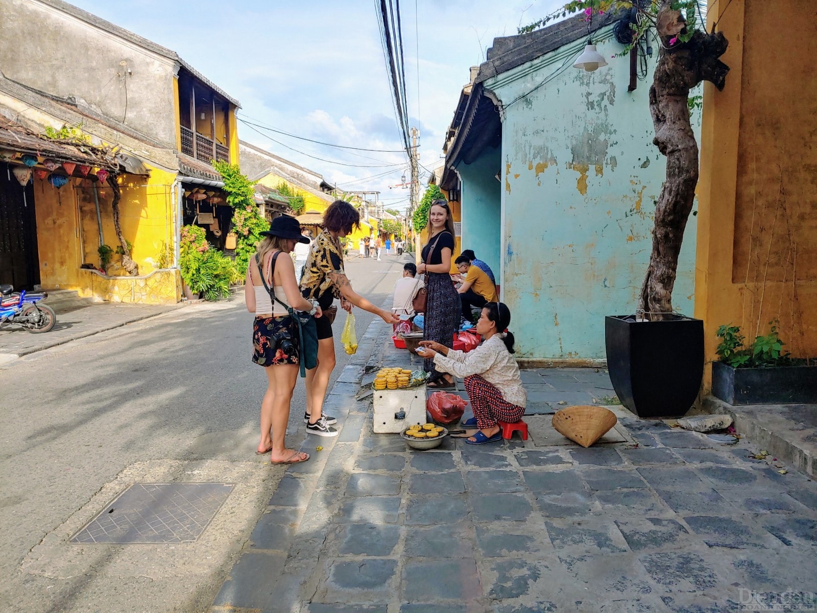 Khách quốc tế cảm nhận rằng Hội An thời điểm này rất yên bình, nhưng cũng buồn đối với người dân sinh sống tại đây.