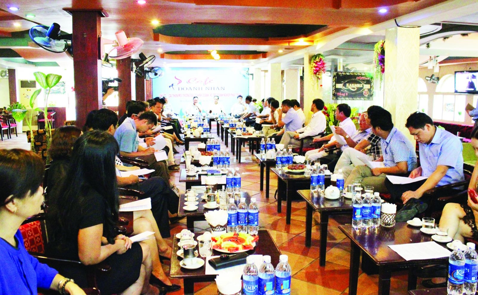  Những chương trình “Cafe doanh nhân” theo từng chuyên đề đã tháo gỡ vướng mắc khó khăn tạo môi trường kinh doanh thuận lợi, thông thoáng cho doanh nghiệp tỉnh Hòa Bình. 