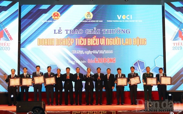 Lễ trao giải thưởng lần thứ 2 năm nay vinh danh 50 doanh nghiệp được xếp hạng năm 2019, trong đó 30 doanh nghiệp được tặng Bằng khen của 3 cơ quan tổ chức chương trình, 8 doanh nghiệp được nhận Giải thưởng và vinh dự được Thủ tướng Chính phủ tặng Bằng khen.