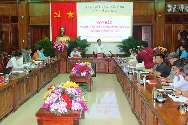 Quang cảnh buổi họp báo.