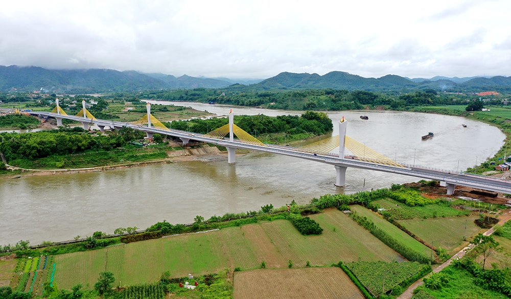 Cầu Tình Húc bắc qua sông Lô