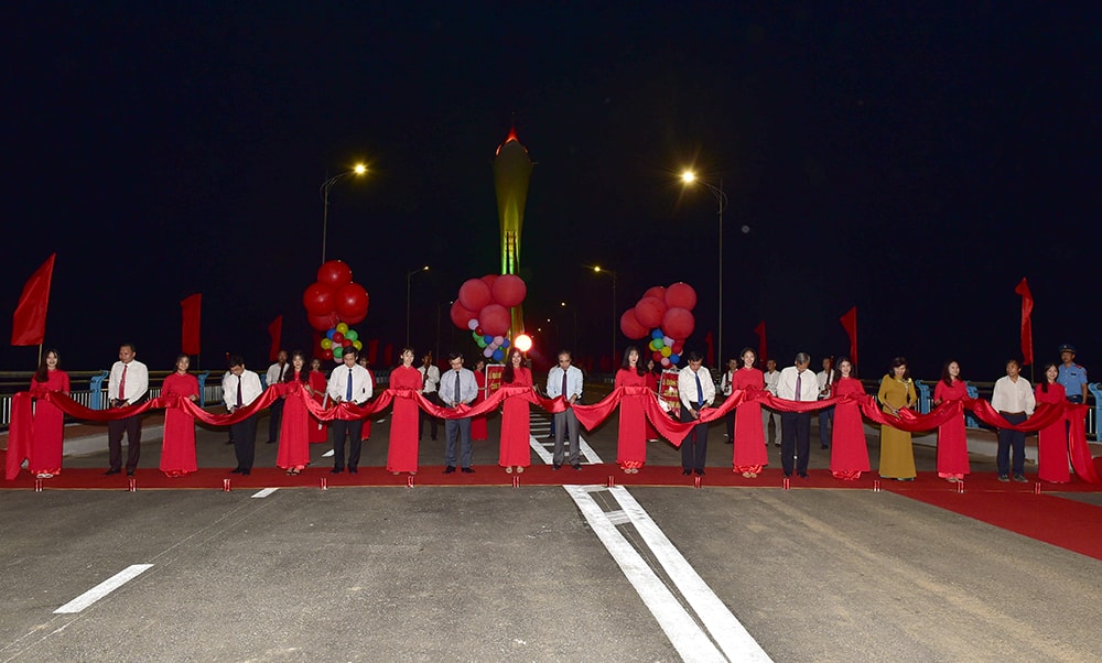 Lãnh đạo Tỉnh TuyênQuang cắt băng khánh khành cầu Tình Húc