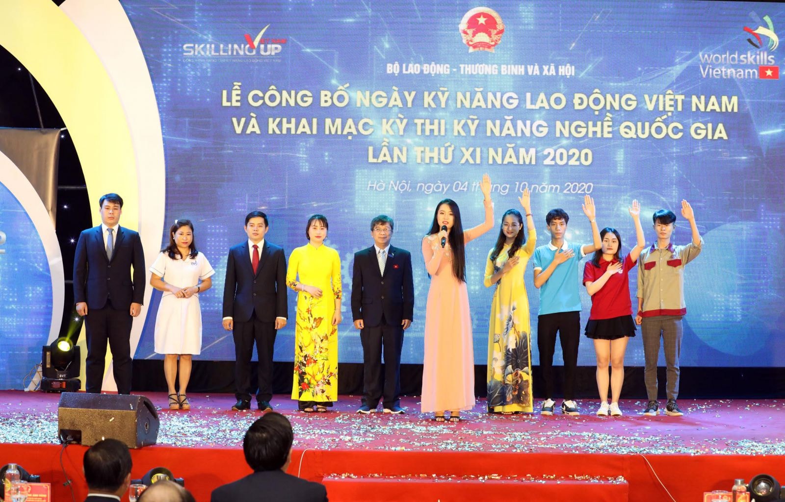 Đại diện thí sinh thi kỹ năng nghề quốc gia lần thứ XI năm 2020 tuyên thệ tại buổi lễ.