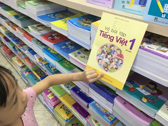 Sách giáo khoa lóp 1 theo chương trình giáo dục phổ thông mới được một số giáo viên và phụ huynh cho rằng rất nặng. Ảnh: ĐĐK