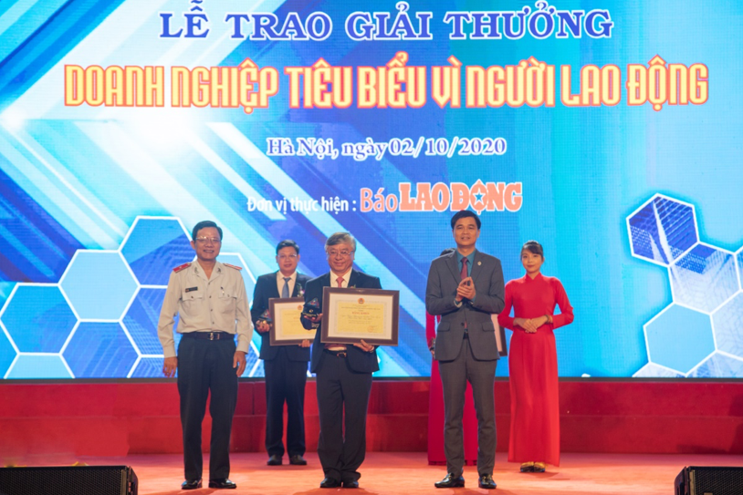 Ông Trần Xuân Hoàng – Uỷ viên HĐQT, Chủ tịch Công đoàn BIDV đại diện BIDV nhận bằng khen của Tổng liên đoàn Lao động Việt Nam.