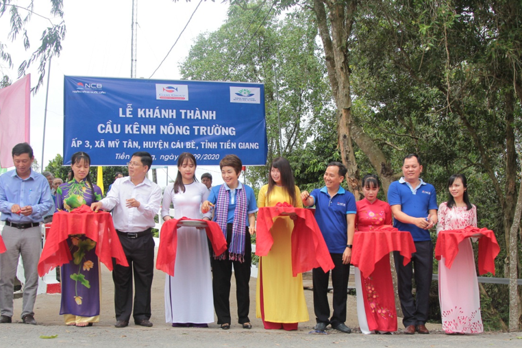  Ông Trần Thanh Nguyên - Bí thư Đảng ủy huyện Cái Bè, bà Trần Hải Anh – Chủ tịch Quỹ Hành Trình Xanh, ông Nguyễn Thanh Việt Em - Bí thư Đảng ủy xã Mỹ Tân và đại diện NCB cắt băng Khánh thành cầu Kênh Nông Trường