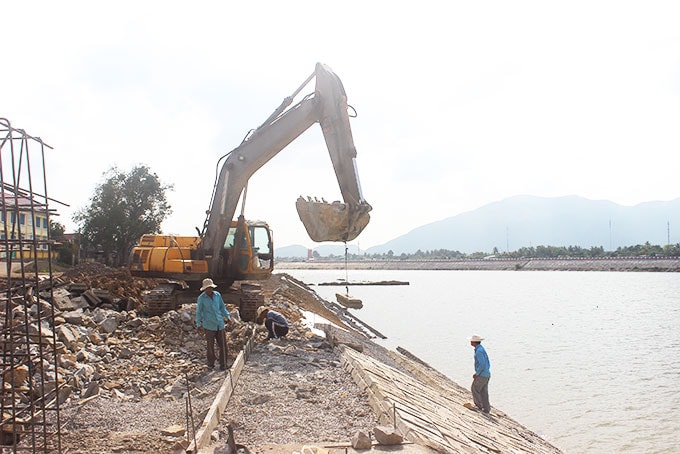 Thi công dự án Kè chống sạt lở bờ bắc thị trấn Diên Khánh, huyện Diên Khánh, Khánh Hòa