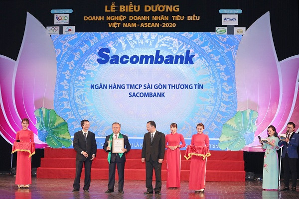 Ông Phan Đình Tuệ – Phó Tổng giám đốc Sacombank (giữa) nhận giải thưởng Doanh nghiệp tiêu biểu Việt Nam – ASEAN 2020