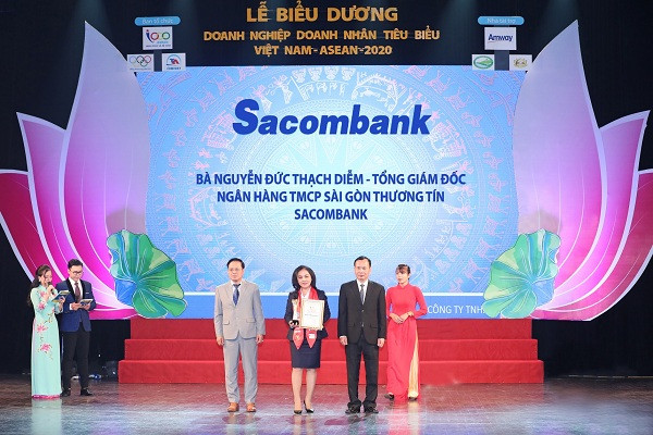 Bà Nguyễn Đức Thạch Diễm – Thành viên HĐQT kiêm Tổng giám đốc Sacombank (giữa) nhận giải thưởng Việt Nam – ASEAN 2020