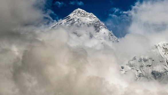 Đỉnh Everest được bao phủ bởi những đám mây trong mùa leo núi 2019. Các nhà khảo sát đã cố gắng đo độ cao chính xác của ngọn núi kể từ những năm 1850 - Ảnh: GETTY IMAGES