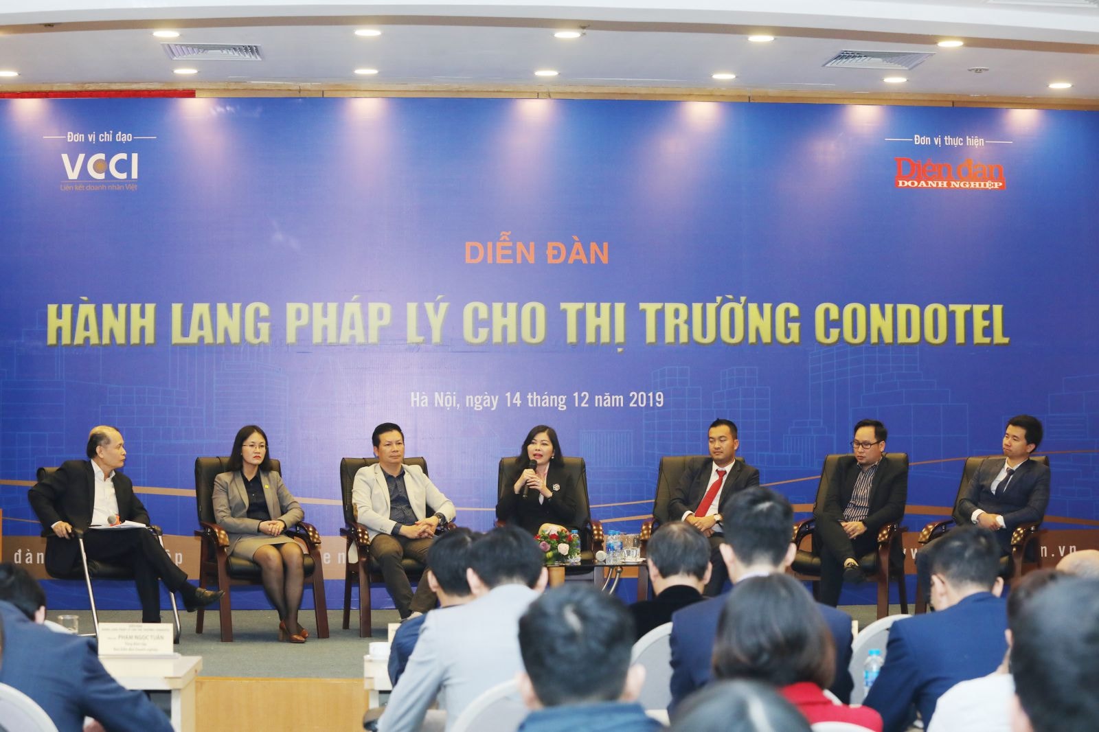  Diễn đàn “Hành lang pháp lý cho thị trường condotel” do Diễn đàn Doanh nghiệp tổ chức.