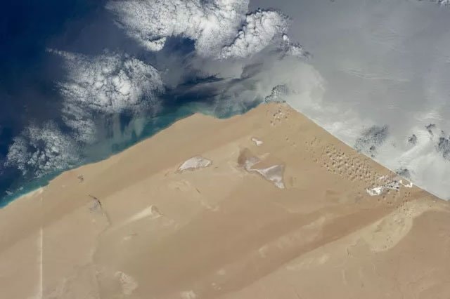 Các con kênh khô hạn ở Algeria, một đất nước có phần lớn diện tích nằm trên sa mạc Sahara.