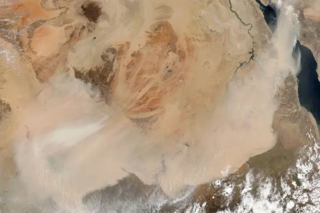 Vào tháng 3/2018, bụi màu cam từ Sahara bay sang nhiều vùng ở châu Âu, bao phủ các sườn núi trượt tuyết và nhiều thành phố Địa Trung Hải – theo thông tin của Đài quan sát Trái đất của Cơ quan Hàng không Vũ trụ Mỹ.
