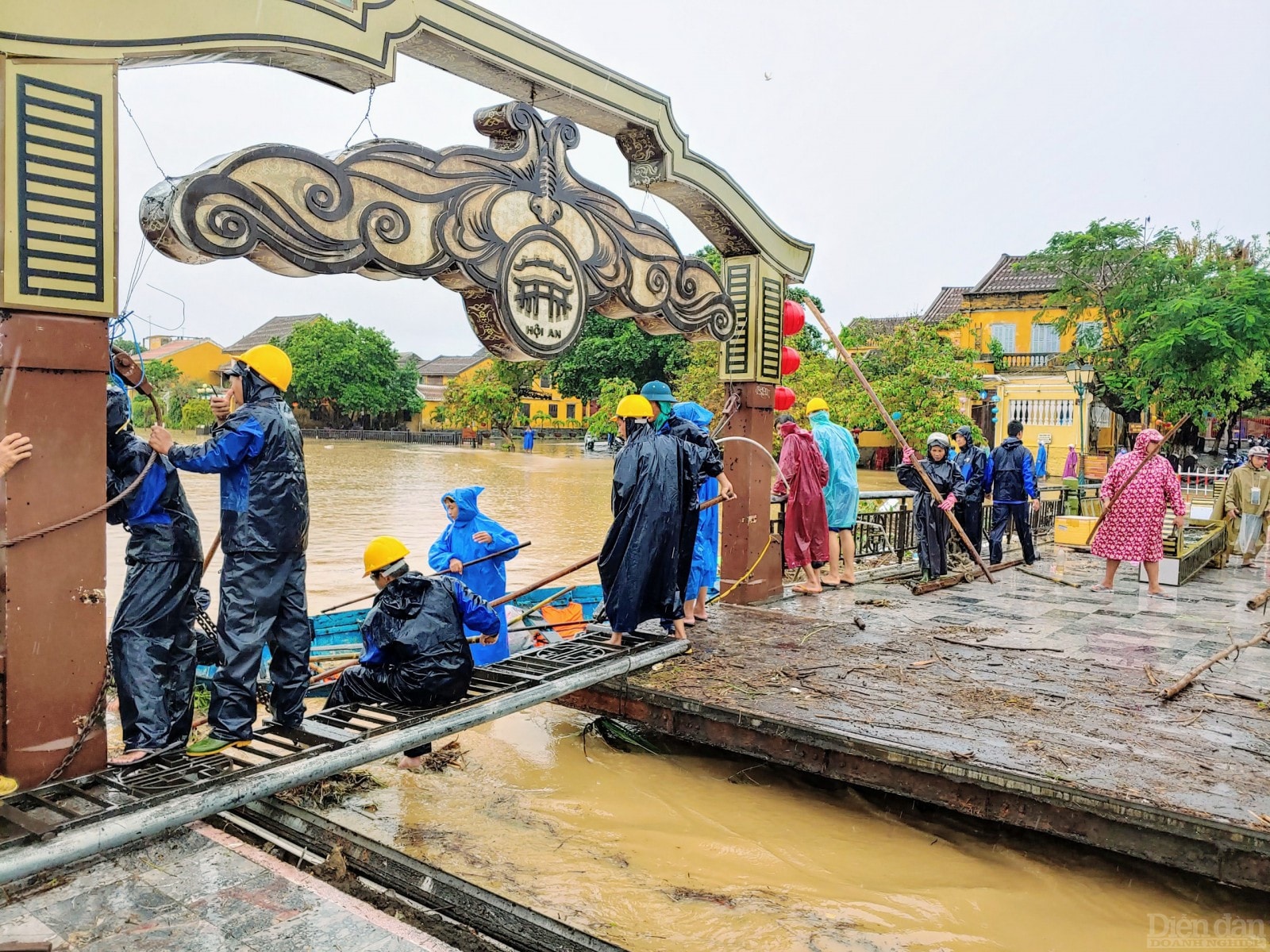 Mở đường cho rác trôi.