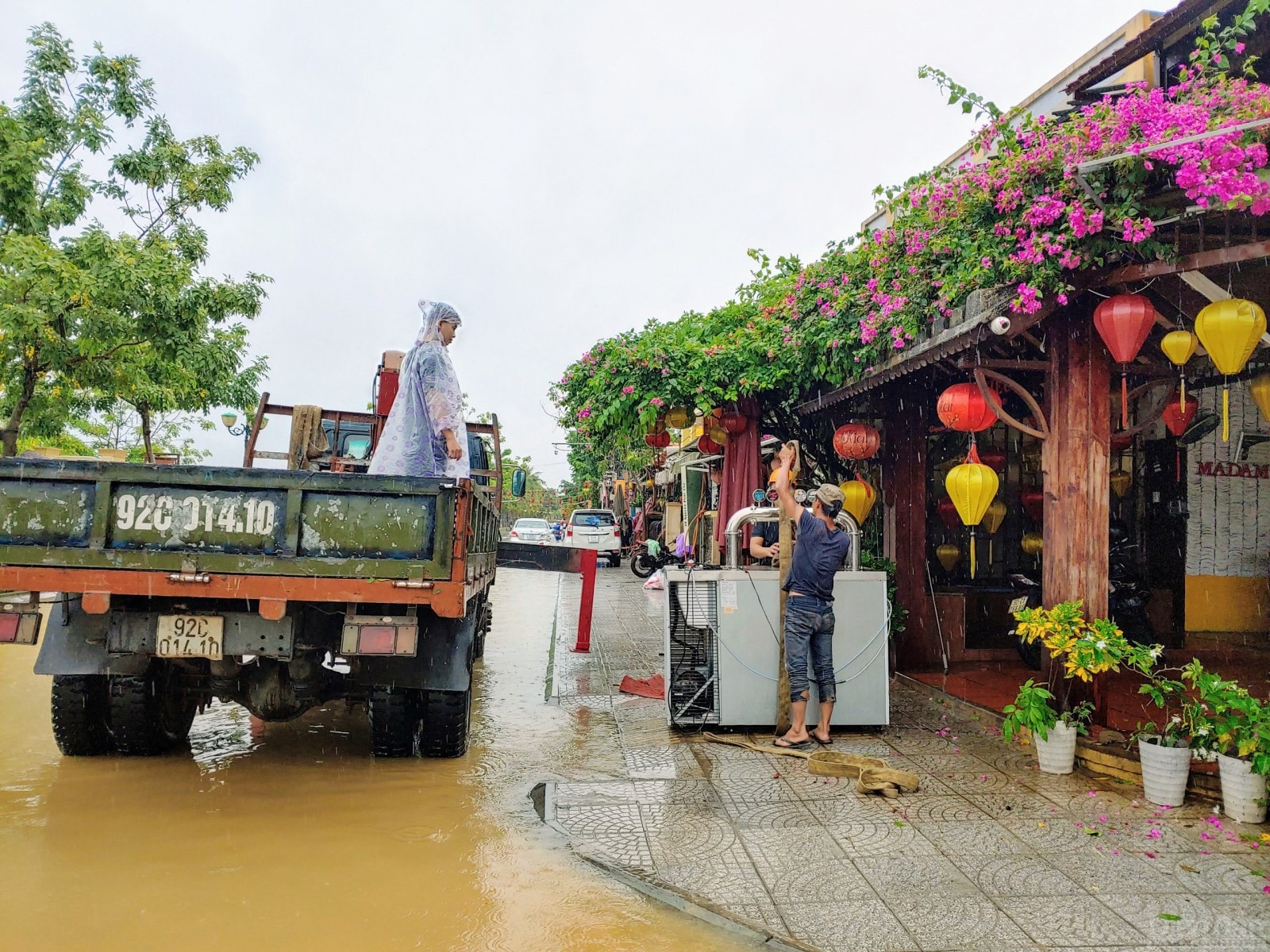 Đối với các nhà hàng lớn, các thiết bị nặng và chiếm diện tích được dùng xe cẩu mang ra ngoài.