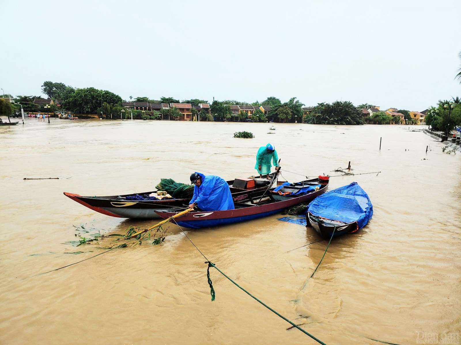 Người dân nêu đậu tàu thuyền kiên cố, kiểm tra kĩ càng rồi mới về nhà.