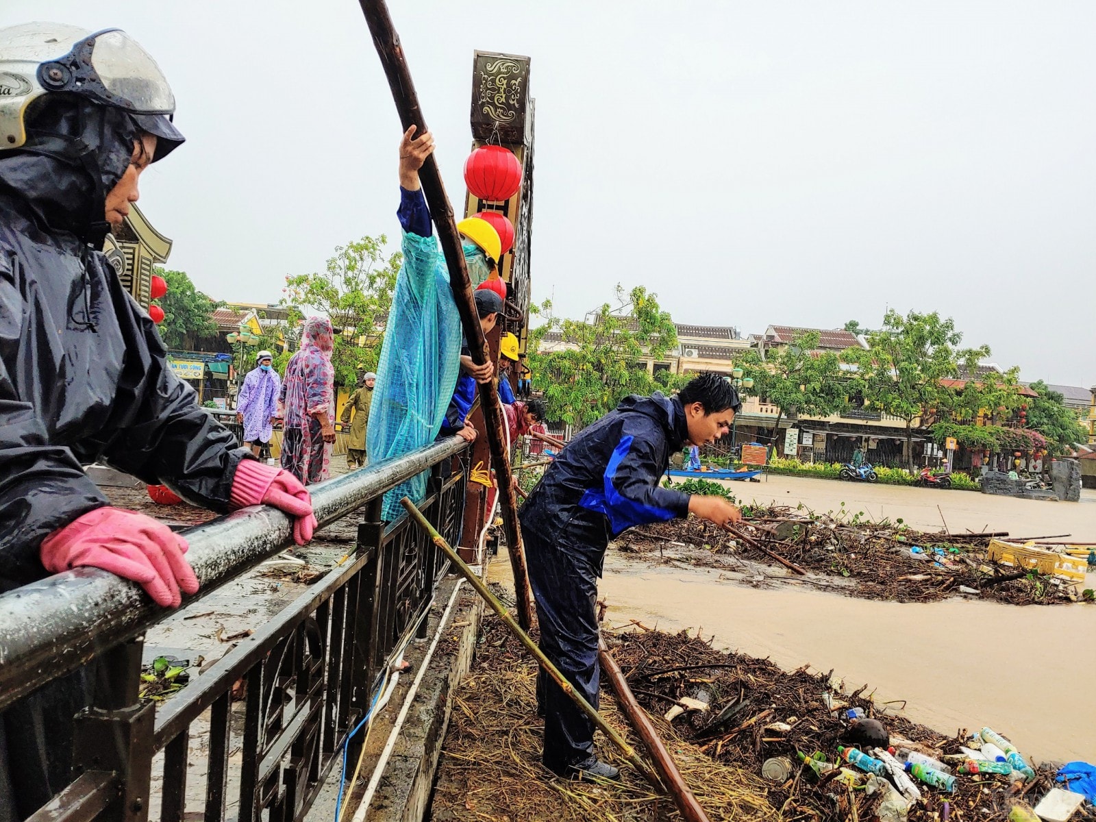 Khẩn trương dọn rác, tránh tình trạng ùn ứ ảnh hưởng đến kết cấu cầu.