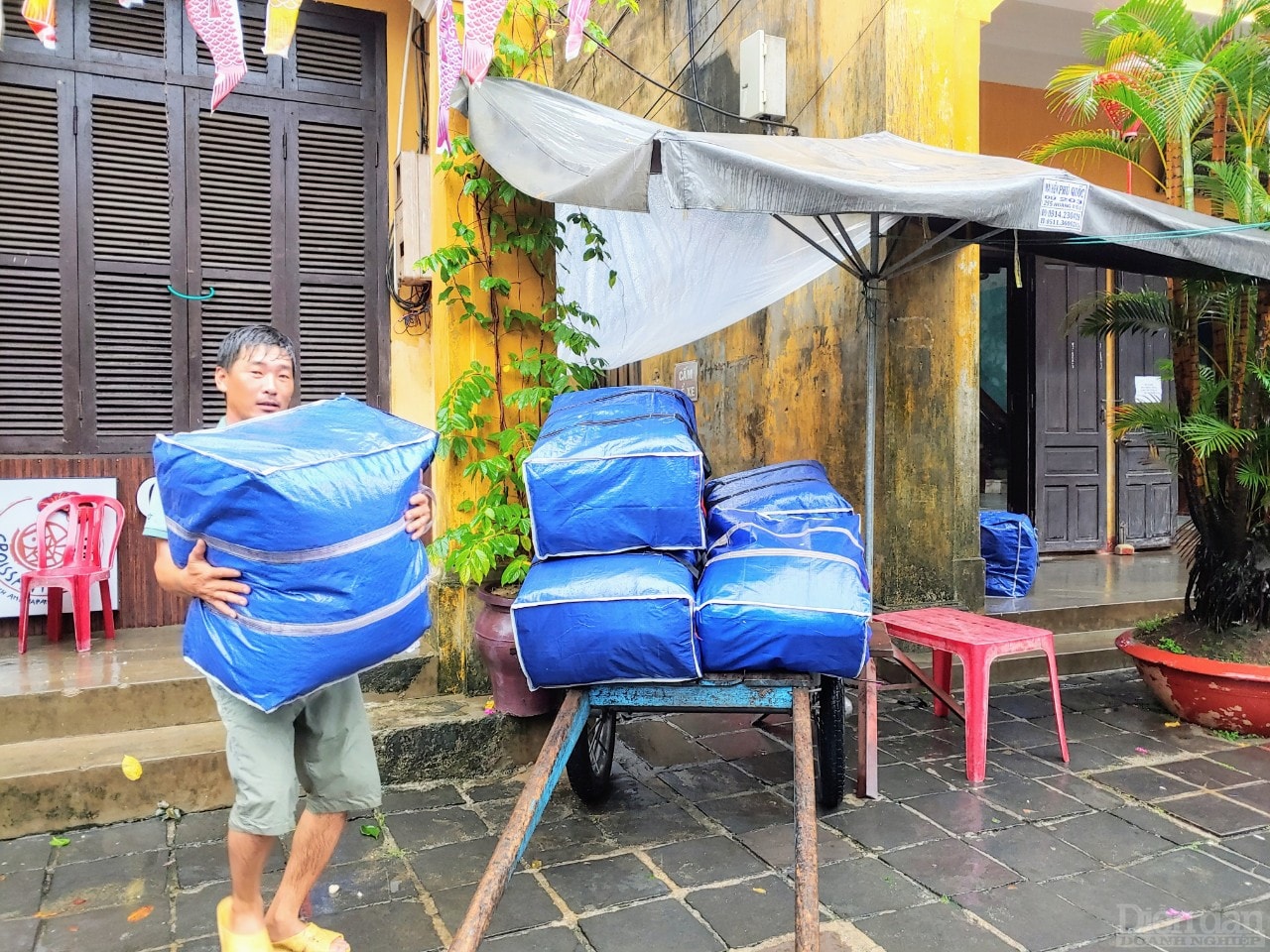 Bắt đầu chở hàng đến nơi khô ráo hơn tránh hư hại.