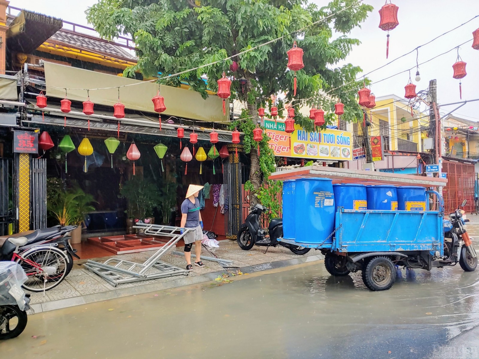 Nước đã sắp tràn vào các quầy hàng lưu niệm tại khu phố An Hội.