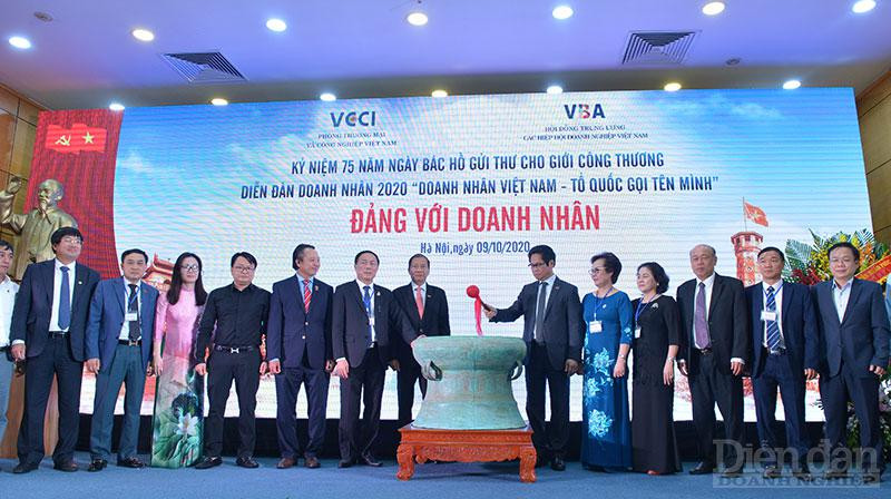 TS Vũ Tiến Lộc, Đại diện các Hiệp doanh nghiệp, lãnh đạo VCCI đánh trống phát động và khuyến khích tinh thần khởi nghiệp.