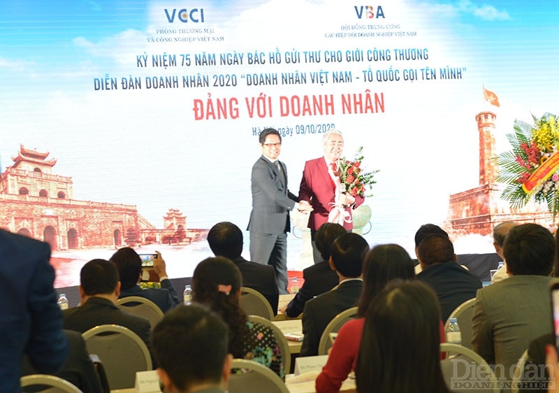 TS Vũ Tiến Lộc tặng hoa NSND Quang Thọ.