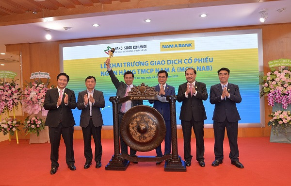 Ông Trần Ngọc Tâm – Tổng Giám đốc Nam A Bank đánh tiếng cồng khai trương trong ngày giao dịch đầu tiên.