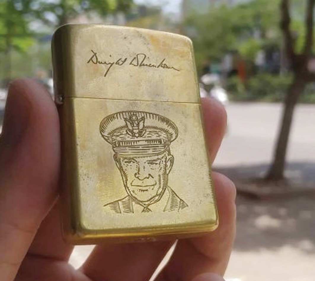 Chiếc zippo khắc chân dung vị tướng Tướng Dwight Eisenhower (1890-1969) Tổng thống thứ 34 của Hoa Kỳ. Ảnh: Karalux
