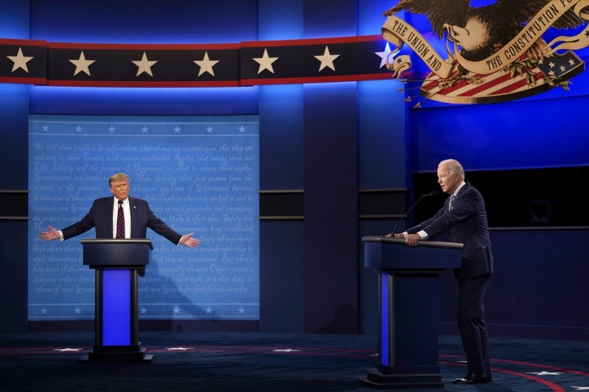 Tổng thống Trump và cựu Phó Tổng thống Joe Biden tranh luận tại Cleveland vào ngày 29 tháng 9, hai đêm trước khi Trump tiết lộ tình trạng nhiễm coronavirus của mình. Ảnh: Julio Cortez/Associated Press