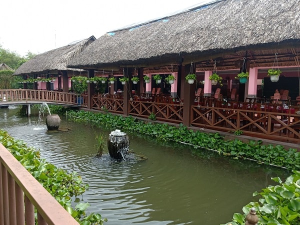 Hầu hết những công trình trong khu ẩm thực đều sử dụng vật liệu nhẹ như cây tre, cây đước, lá rừa nước...