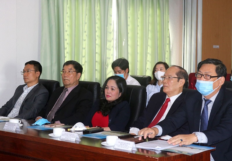 Các đại biểu tham dự: GS.TS Nguyễn Tấn Bỉnh – Giám đốc Sở Y tế TP.HCM; Ths.Phan Thị Mỹ Yến – GĐ Trung tâm NC –PT Thương hiệu Việt, DS CKII Trần Tựu – Chủ tịch HĐQT/ Tổng Giám đốc công ty Savipharm