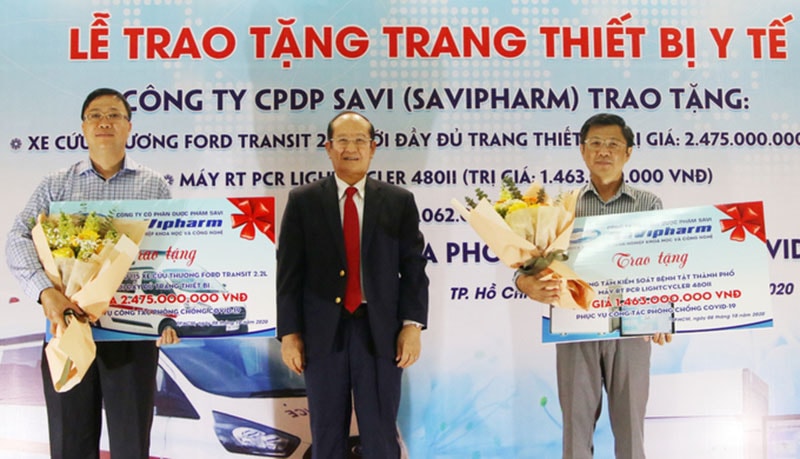 Ông Trần Tựu trao tặng xe cứu thương Ford Transit 2.2L với đầy đủ trang thiết bị trị giá 2,475 tỷ đồng cho Trung tâm Cấp cứu 115 TP Hồ Chí Minh và trao tặng máy xét nghiệm nhanh RT PCR LightCycler 48011 trị giá 1,463 tỷ đồng cho Trung tâm Kiểm soát Bệnh tật Thành phố.