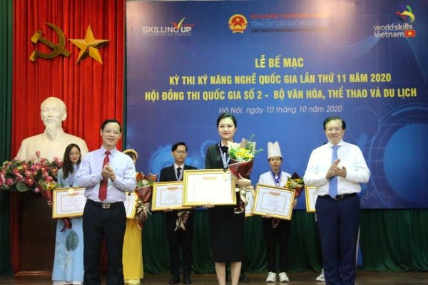 Thứ trưởng Bộ VHTT&DL Tạ Quang Đông và Tổng cục trưởng Tổng cục Giáo dục nghề nghiệp Trương Anh Dũng tặng Bằng khen và hoa cho các thí sinh đạt giải. 