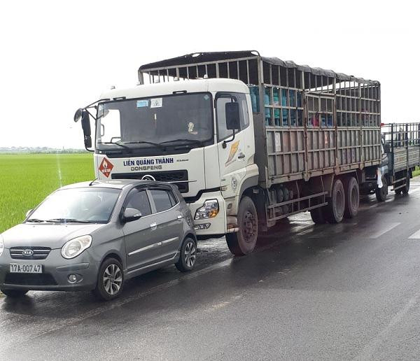 Xe hàng của Công ty Liên Quảng Thành bị “giam giữ” suốt 2 tuần qua trên đoạn đường thuộc địa bàn xã Quỳnh Hải, huyện Quỳnh Phụ, tỉnh Thái Bình chưa được “giải thoát”. Ảnh: Nguyễn Giang /DĐDN