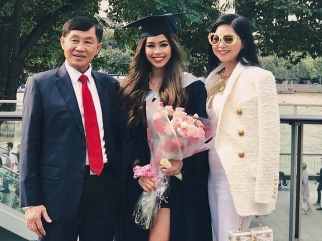 Tiên Nguyễn sinh năm 1997, tên thật là Nguyễn Thảo Tiên, con gái của doanh nhân Johnathan Hạnh Nguyễn và diễn viên Lê Hồng Thủy Tiên, em gái của doanh nhân Louis Nguyễn (chồng của diễn viên Tăng Thanh Hà).