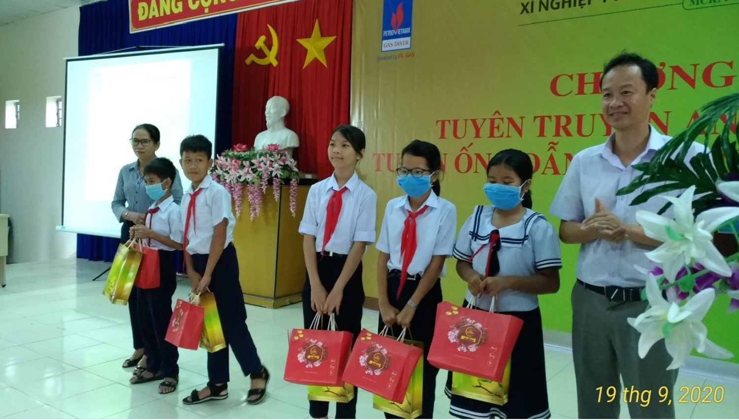 KTA Vũng Tàu thực hiện truyền thông và tặng quà cho học sinh học giỏi